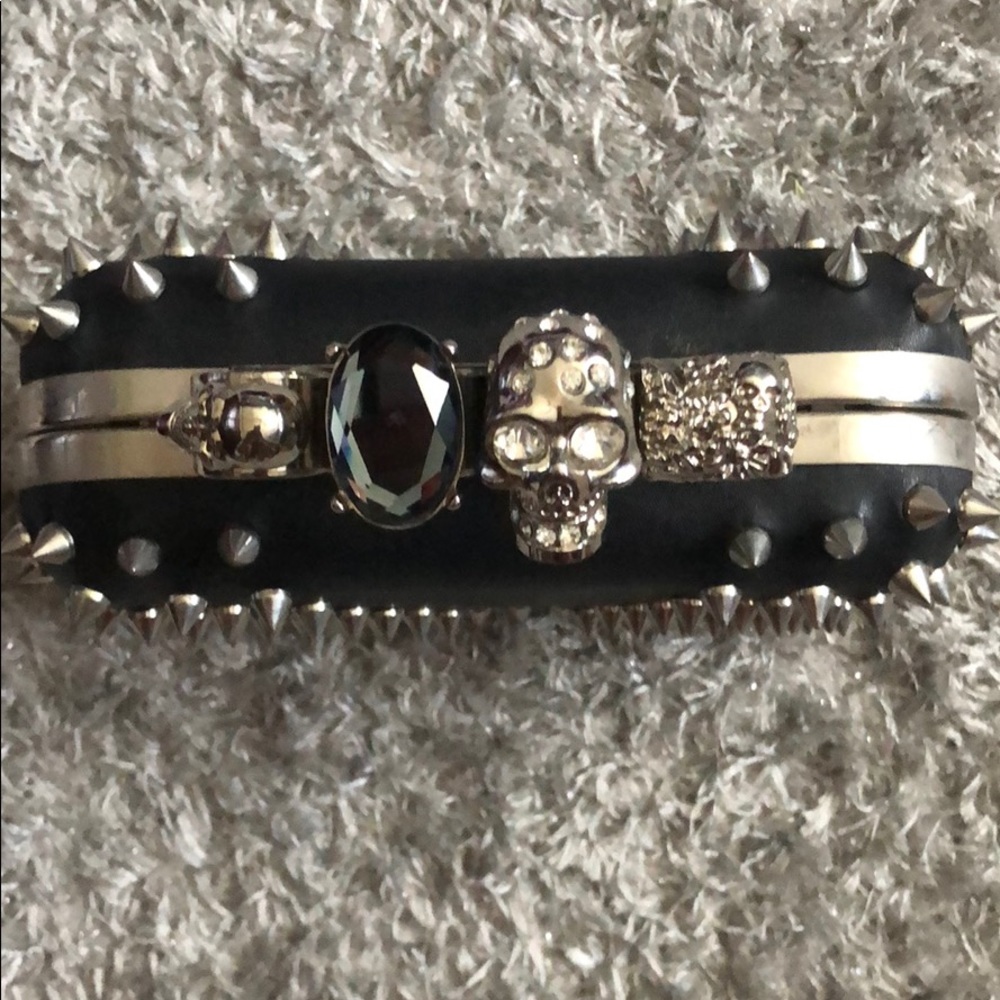 Spiked skull ring clutch
